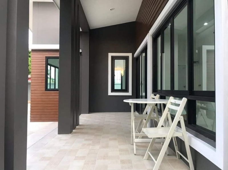 Picture of Modern One Storey Home with Wing-Shaped Roof