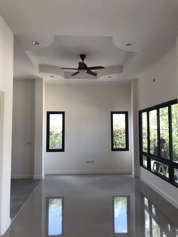 Picture of Modern One Storey Home with Wing-Shaped Roof